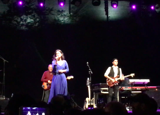 Katie Melua singing in the windy night. Credit to BRAMS/MN