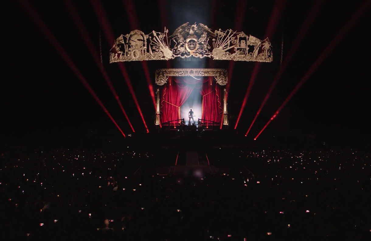 The gig starts with "Now I'm Here" (1). Credit to The Rhapsody Tour film