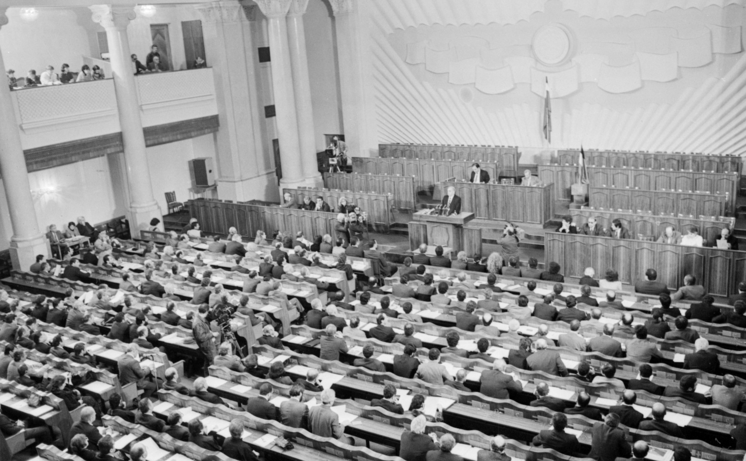 Zviad Gamsakhurdia declares the restoration of Independence of Georgia on 9 April 1991. Credit: Givi Kikvadze via Georgian National Archives