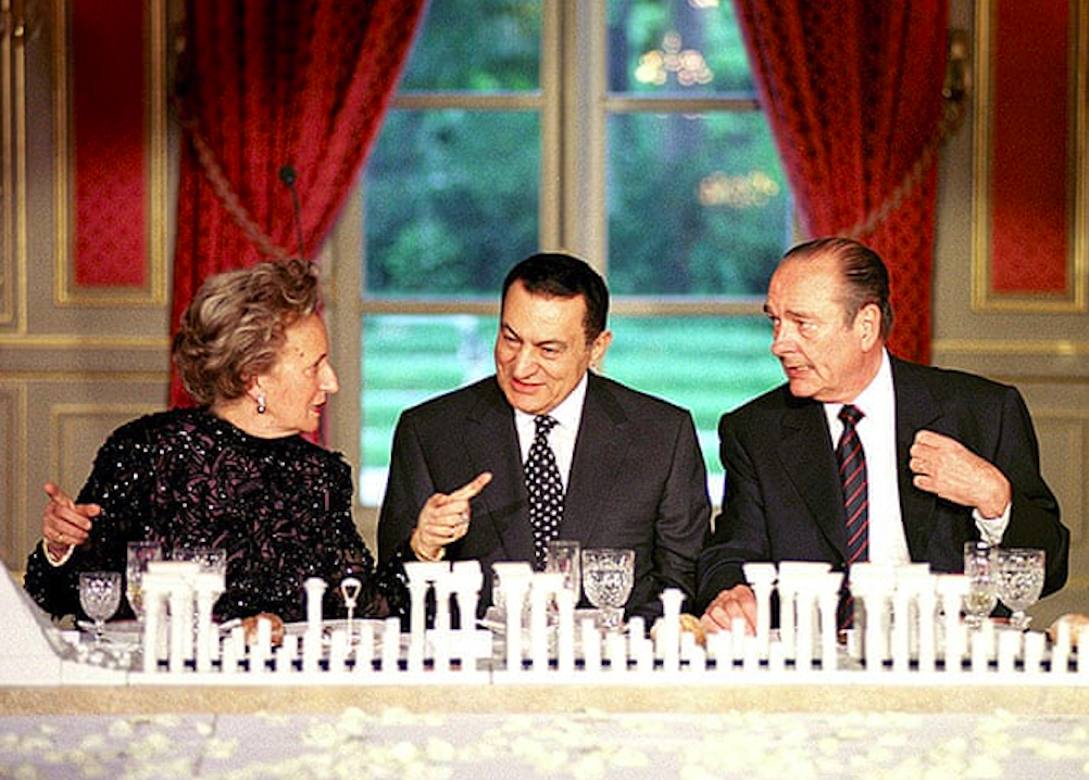 French first lady Bernadette Chirac (L), Hosni Mubarak (C) and French president Jacques Chirac (R) at the Elysée Palace in Paris, 18 May 1998. Credit_AP