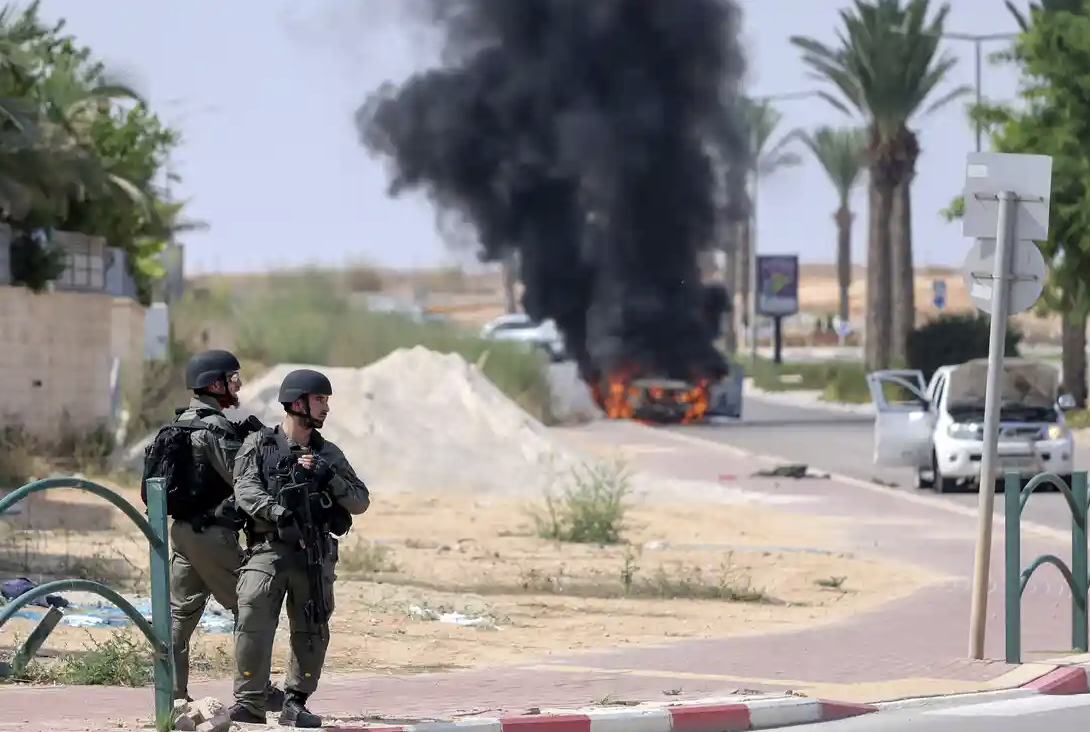 Israeli soldiers in position at the southern Israeli town of Ofakim after Hamas militants stormed over the border fence on Saturday. Credit to Ilan Assayag/AP