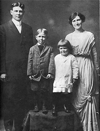 John (Jack) Reagan and Nelle Clyde Wilson Reagan with their sons, Neil and Ronald in 1913. Credit to BBC