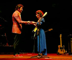Mayor of Tbilisi Kakha Kaladze hands Katie Melua the city key. Credit to BRAMS/MN