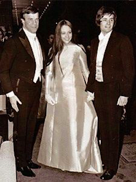 Zeffirelli, Hussey and Whiting waiting for the Queen. Credit: Pinterest/Alamy