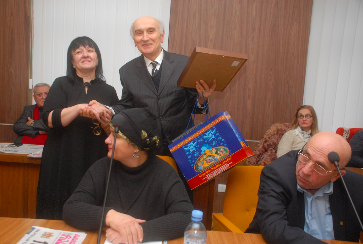 Marina Tektumanidze (L) and Spartak Kobulia (R) shook hands. Credit: Jemal Kasradze