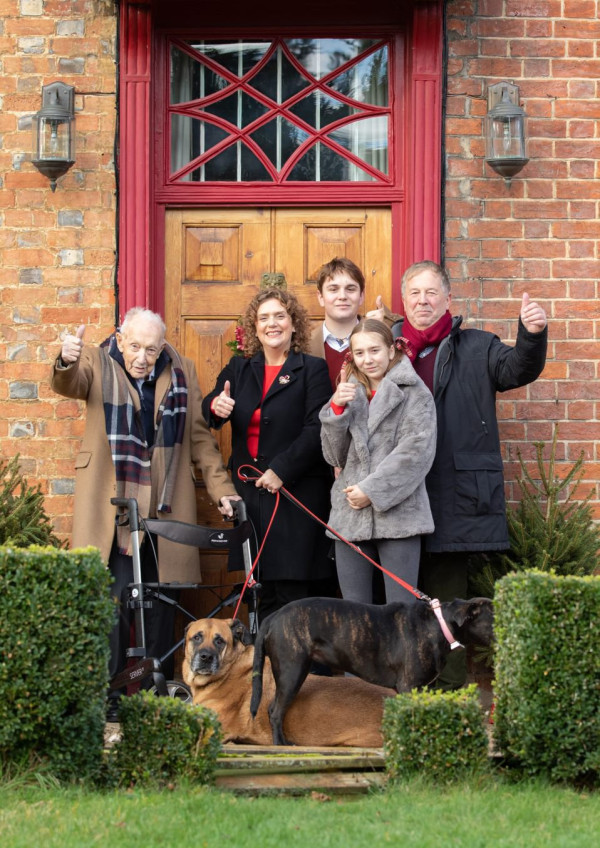 The last photo of Captain Tom Moore surrounded by his family on 18 January 2021. Retrieved from Twitter