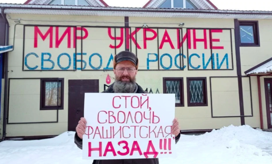 Одиночный пикет в Петербурге против вторжения в Украину. Credit to Denis Kabakov/Radio Azattyq