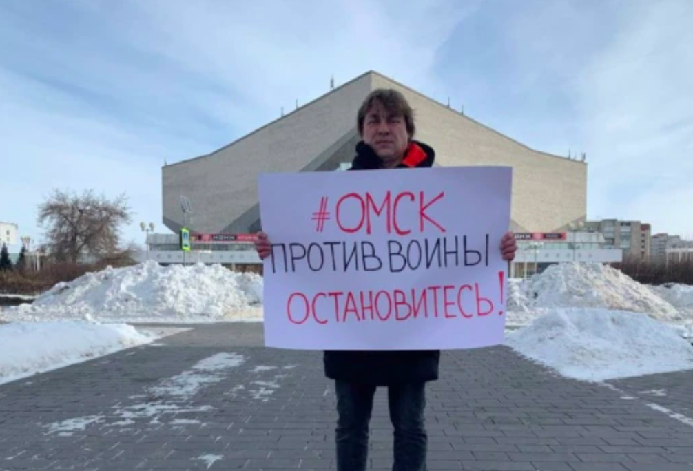 Одиночный пикет против войны в Украине, Омск, 24 февраля 2022 года. Credit to Denis Kabakov/Radio Azattyq