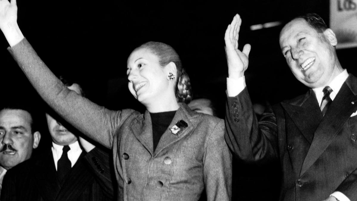 Eva Perón with the people of Argentina. Credit: Tons of facts