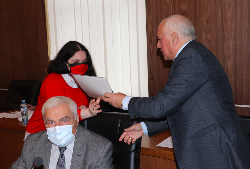 Professor Maia Nadareishvili (L), Professor Malkhaz Badzagua (R), and Professor Roman Shengelia (C) at the GACS Autumn session 2021. Credit to Alexander Unapkoshvili/GNAS