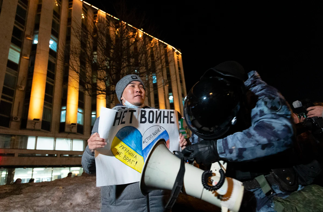 A lonely anti-war protester with a placard "Ukraine is not enemy", "Stop the war" in Moscow, Russia. Credit to Arden Arkman