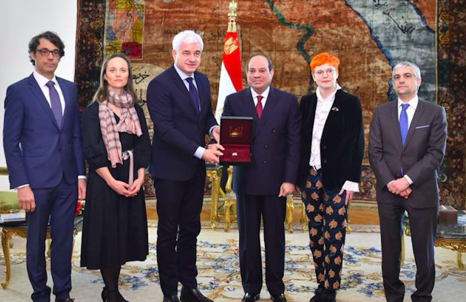 Hans-Joachim Frey, the founder and the first Chairman of the Semper Opernball in Dresden, hands the medal to President Al-Sisi. Credit to The Daily News Egypt