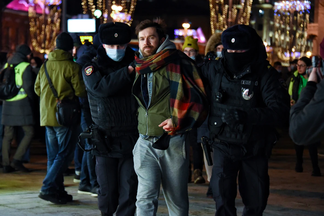 The arrest of a Russian anti-war protester in Moscow, Russia. Credit to Anastasia Tsitsianova
