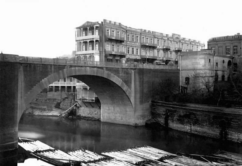 Small Bridge of Michael (now known as Dry Bridge) in Old Tbilisi of 19th century. Credit: Tbilisi.gov.ge/Paata Vardanashvili