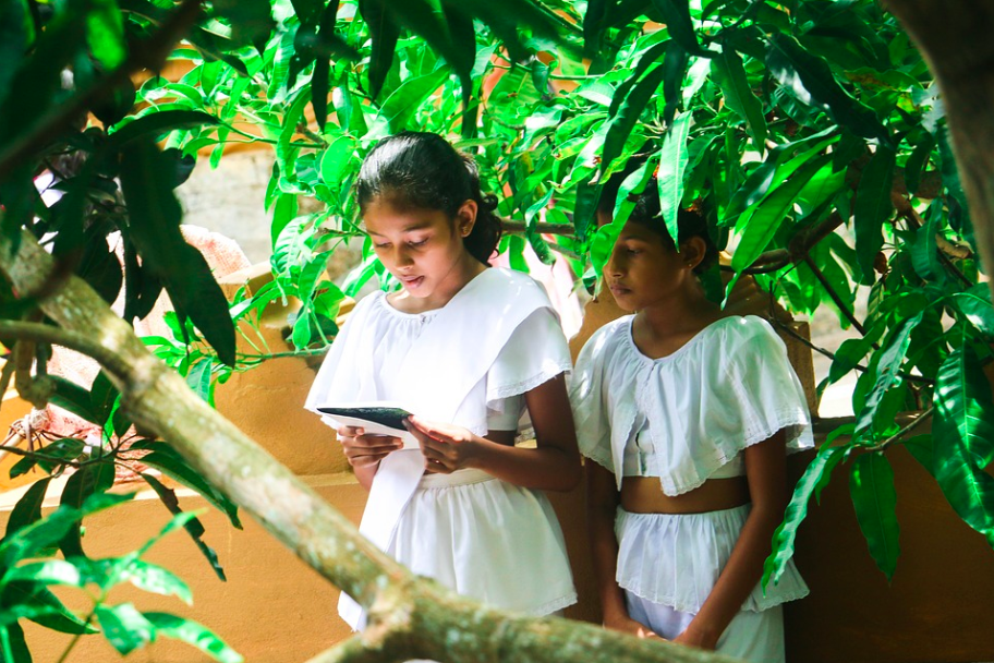 Sri Lankan schoolgirls reading. Credit: Ama Dam Vila