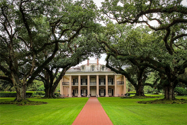 Oak Alley Plantation on the west bank of the Mississippi