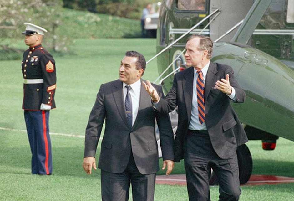 Hosni Mubarak (R) and US President George Bush Sr (L) arrive at the White House in Washington, after spending the afternoon at a baseball game, 4 April 1989. Credit to Doug Mills/AP