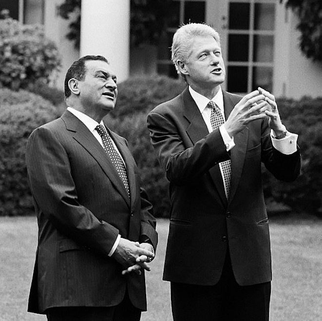 President Hosni Mubarak (L) and US president Bill Clinton (R) in Washington (1996). Credit to Getty Images