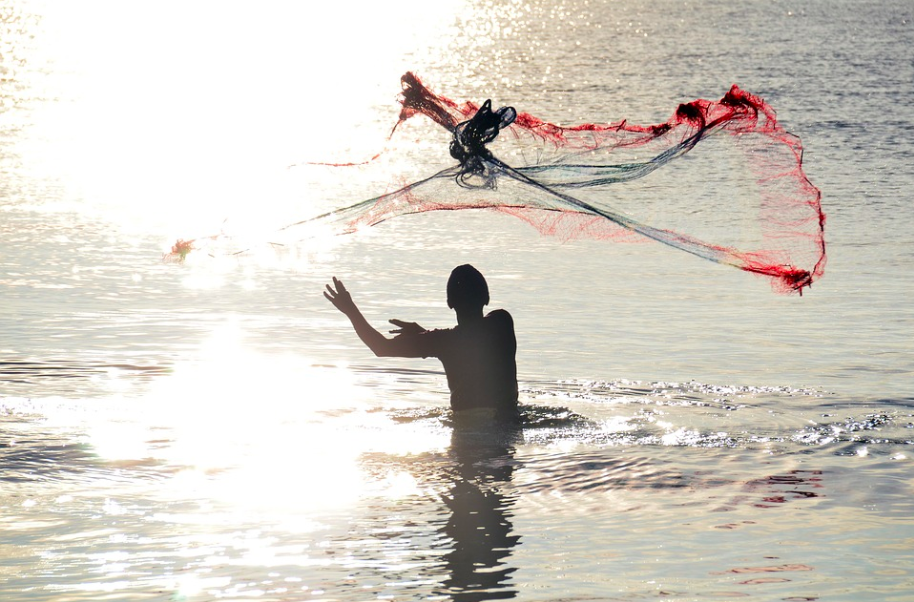 A fisherman with a fishing net, Sri Lanka. Credit: Anke Sundermeier