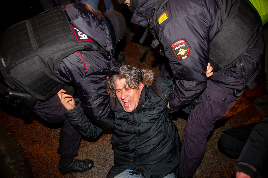 Russian police forces make an arrest in St. Petersburg, Russia 01. Credit to Aleksey Dushutin