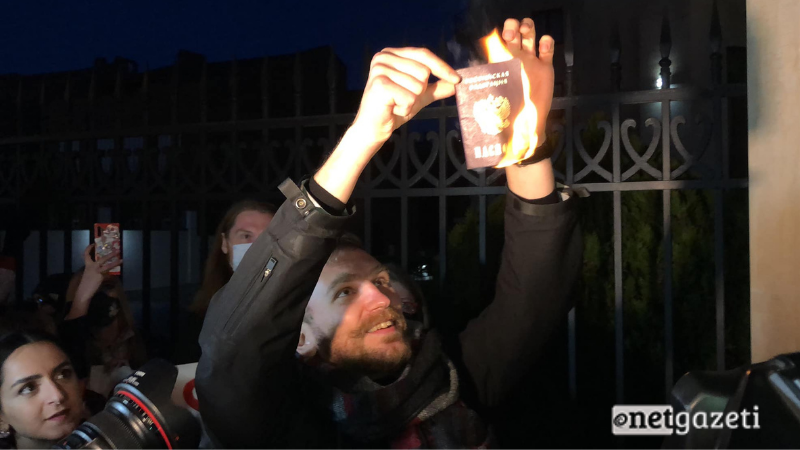 Anton Mukhalchuk burns his Russian passport in Tbilisi, Georgia. Credit to Netgazeti