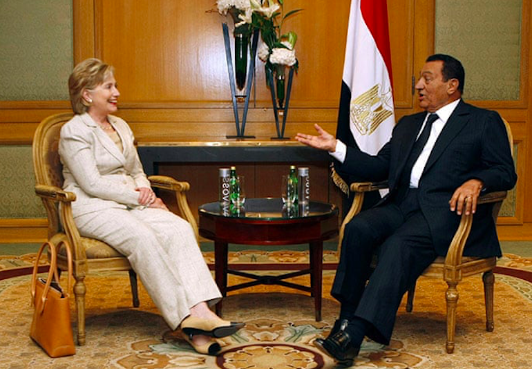 US Secretary of State Hillary Clinton (L) meets Hosni Mubarak (R) at a hotel in Washington, 17 August 2009. Credit to Kevin Lamarque/Reuters