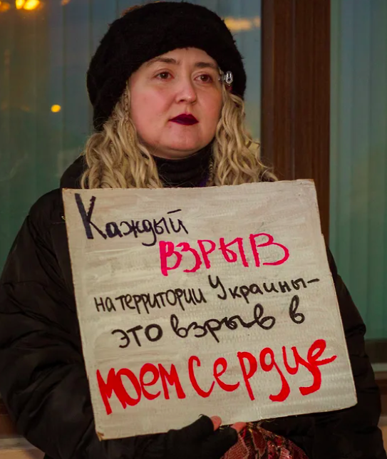 The protester with a placard saying "Each blast on the territory of Ukraine is a blast in my heart" on Neva Avenue, St. Petersburg, Russia. Credit to Maya Zhinkina/Kommersant