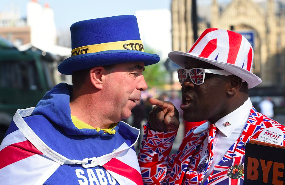 A Remainer & a Brexiteer confronting each other in front of Westminster. Credit: The Daily Mail/Jeremy Selwyn
