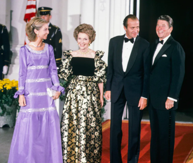 Sofia of Greece, Nancy Reagan, Spanish King Juan Carlos of Borbon, and Ronald Reagan in 1981. Credit to Getty Images