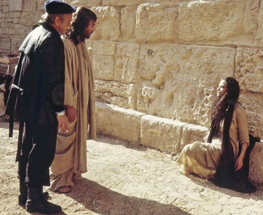 Maestro Franco Zeffirelli on the set of Jesus of Nazareth with British actor Robert Powell and Claudia Cardinale in Sousse, Tunisia (1976). Credit: Angelo Frontoni
