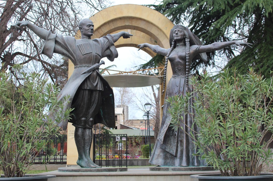 Iliko Sukhishvili and Nino Ramishvili statues